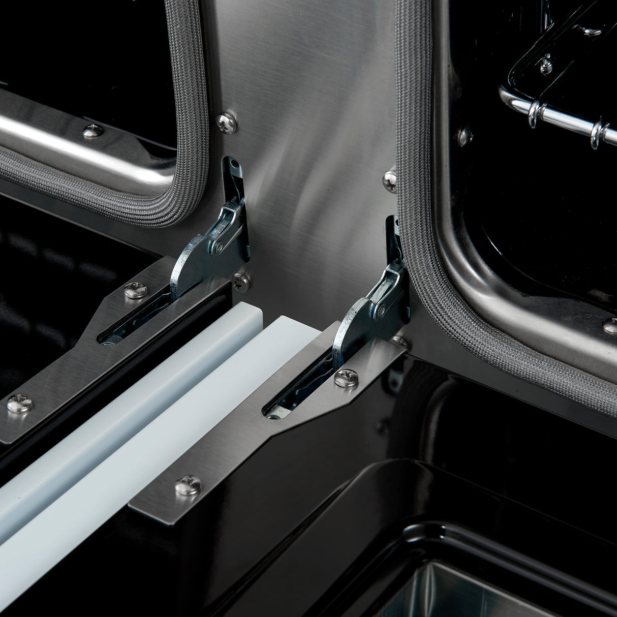 Dual_Fuel_FFSGS6113-48WHT_V1_Hinges_Close_Up_2024-11-26