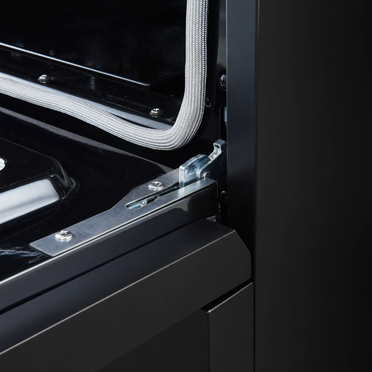 Electric_Range_FFSEL6011-30BLK_V2_Close_Up_Hinge_2024-10-21