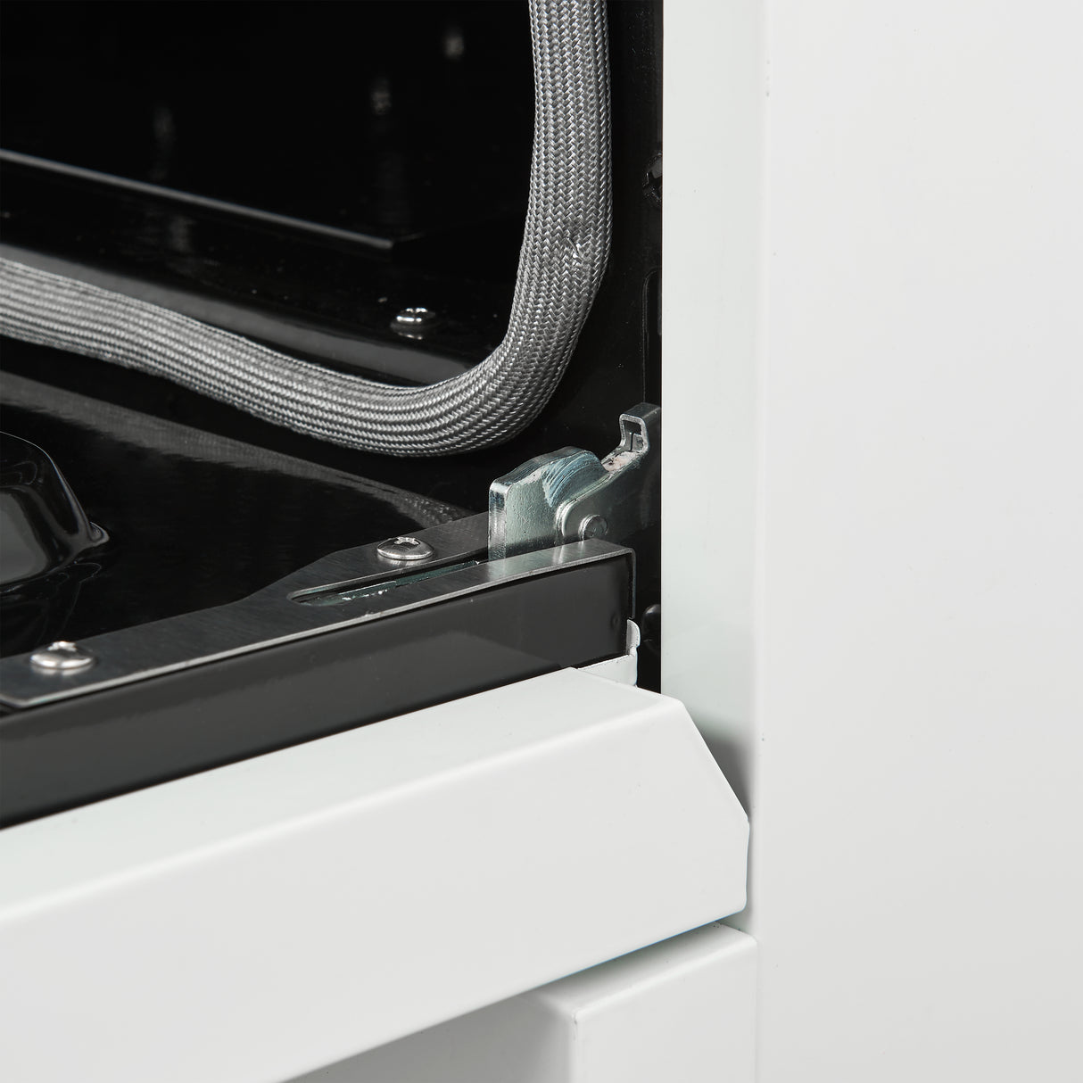 Electric_Range_FFSEL6011-30WHT_V2_Close_Up_Hinge_2024-10-21