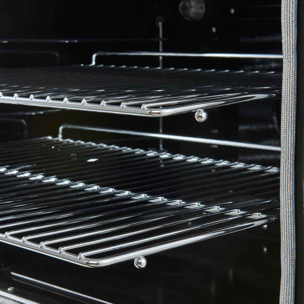Electric_Range_FFSEL6011-30WHT_V2_Close_Up_Oven_Racks_2024-10-21