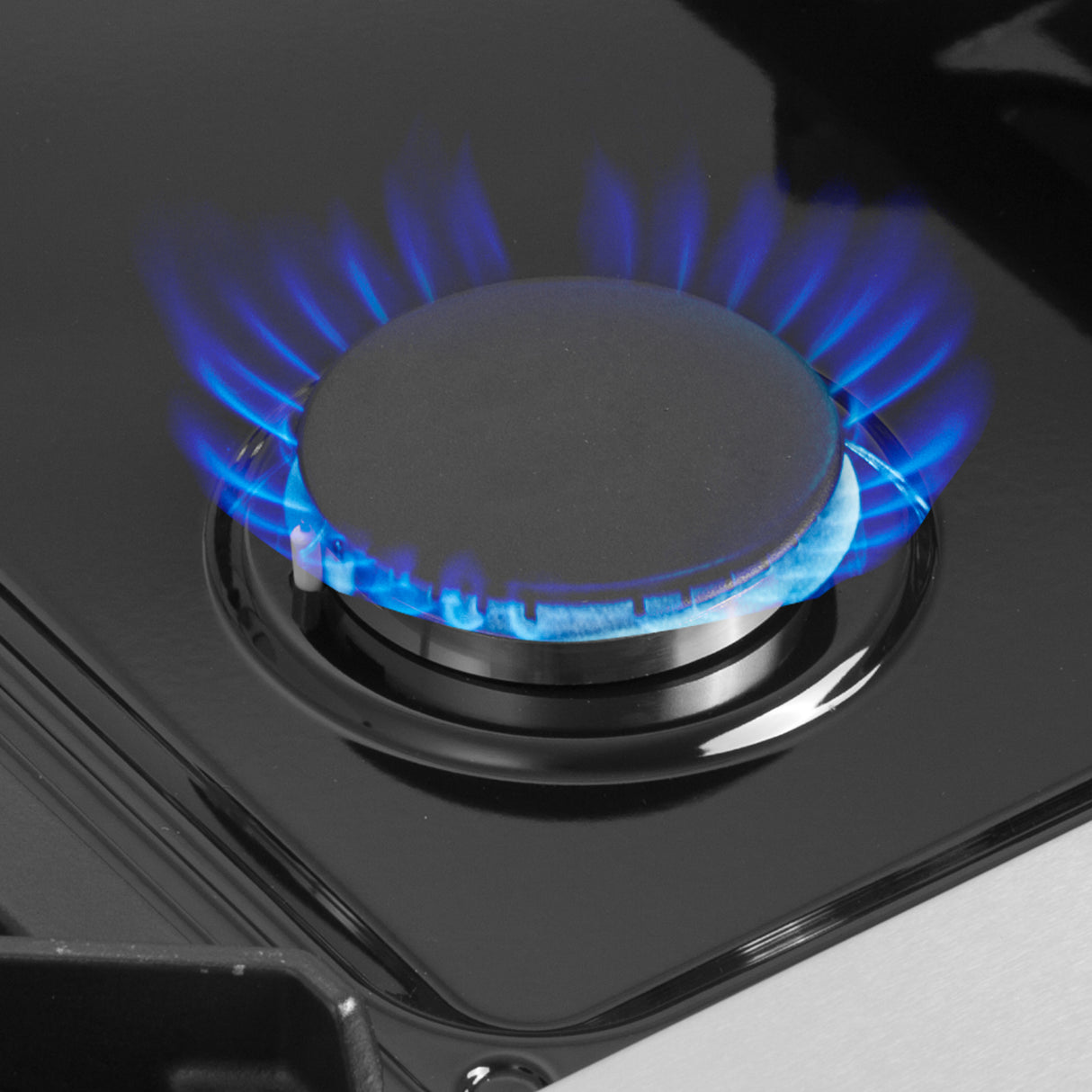 Gas-Range_Dual-Fuel_FFSGS6444-36BLK-WHT_FFSGS6356-36BLK-WHT_V1_Burner_Close_Up_2024-02-03