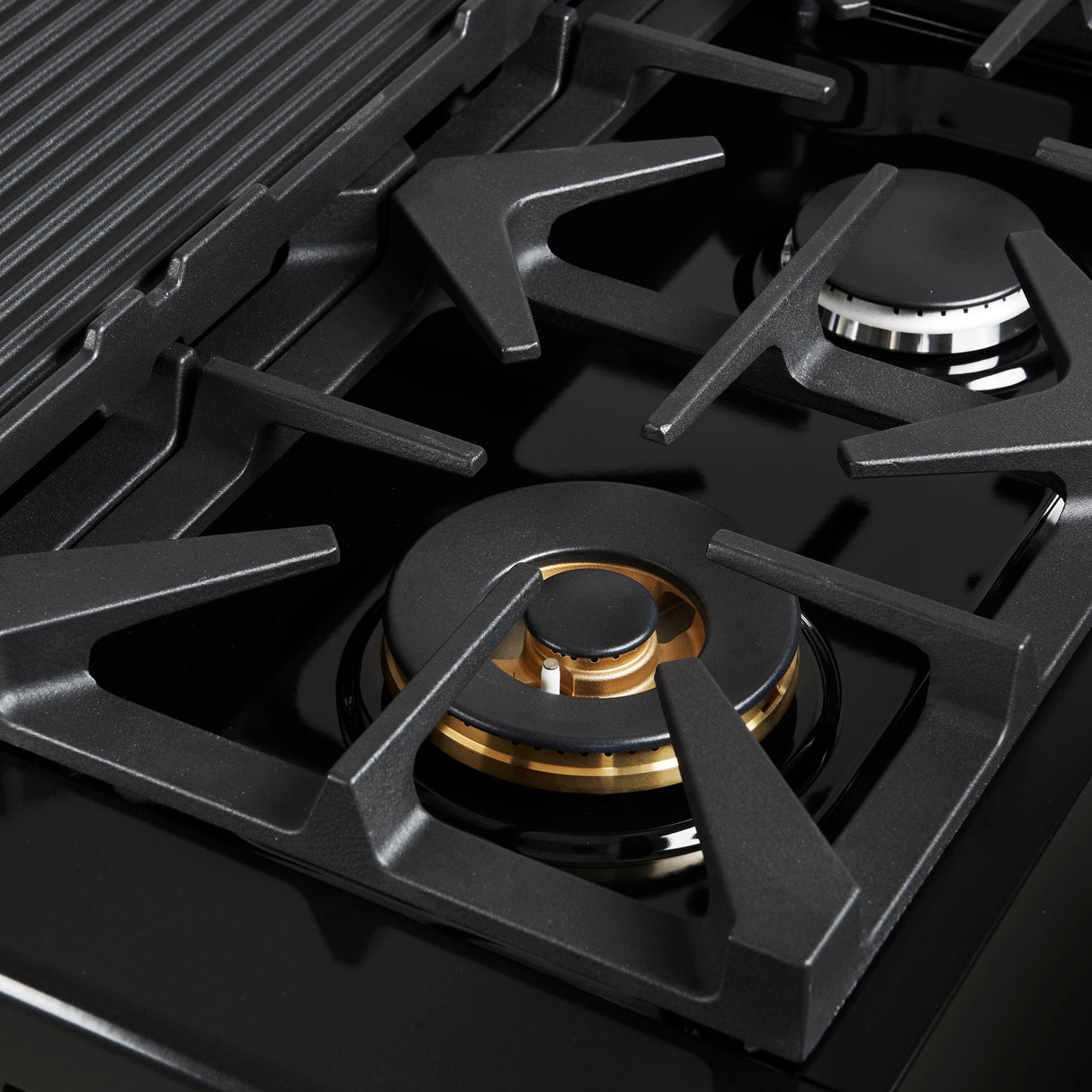 Gas_Range_FFSGS6219-48BLK_V1_Burner_Close_Up_2024-11-29