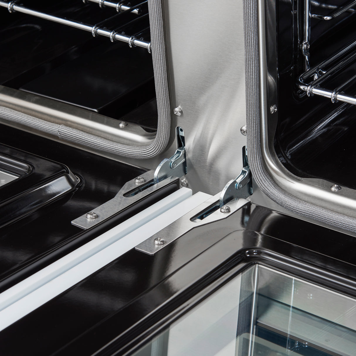 Gas_Range_FFSGS6219-48WHT_V1_Hinges_Close_Up_2024-11-27