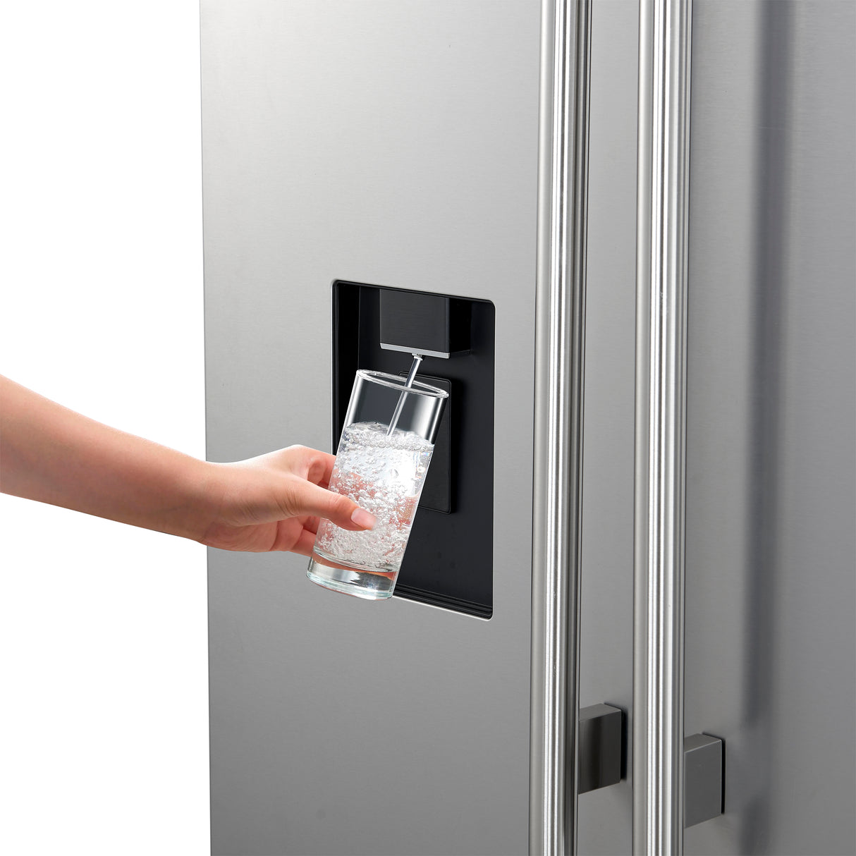 Referigerator_FFFFD1866-36SB_2024_11_Closeup_WaterDispenser