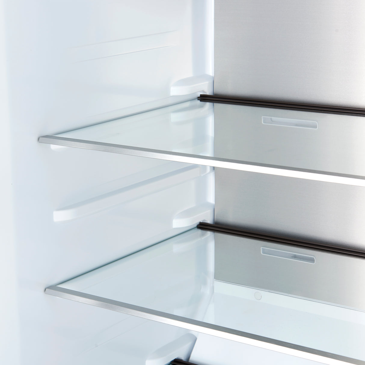 Refrigerator_FFFFD1722-32LSG-BLK_FFFFD1722-32LMG-BLK_FFFFD1722-28BLK-LS_FFFFD1722-60SG-BLK_FFFFD1722-60MG-BLK_Shelves-Close-Up_2025-07-09