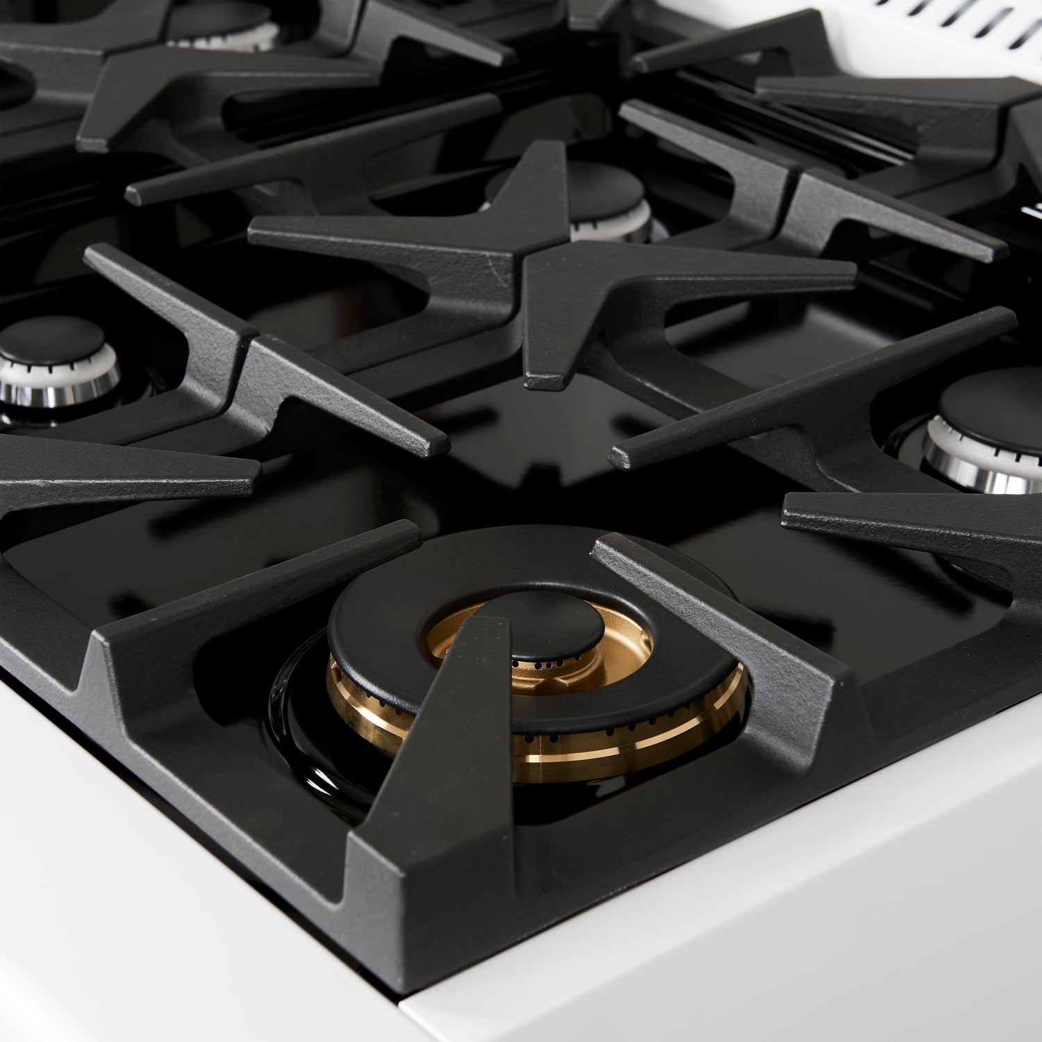 Dual_Fuel_FFSGS6113-36WHT_V1_Burner_Close_Up_2024-11-26