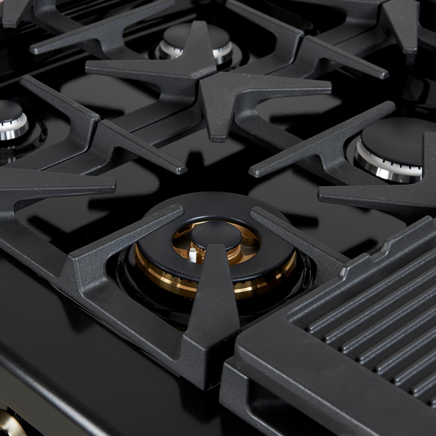 Dual_Fuel_FFSGS6113-48BLK_V1_Burners_Close_Up_2024-11-26