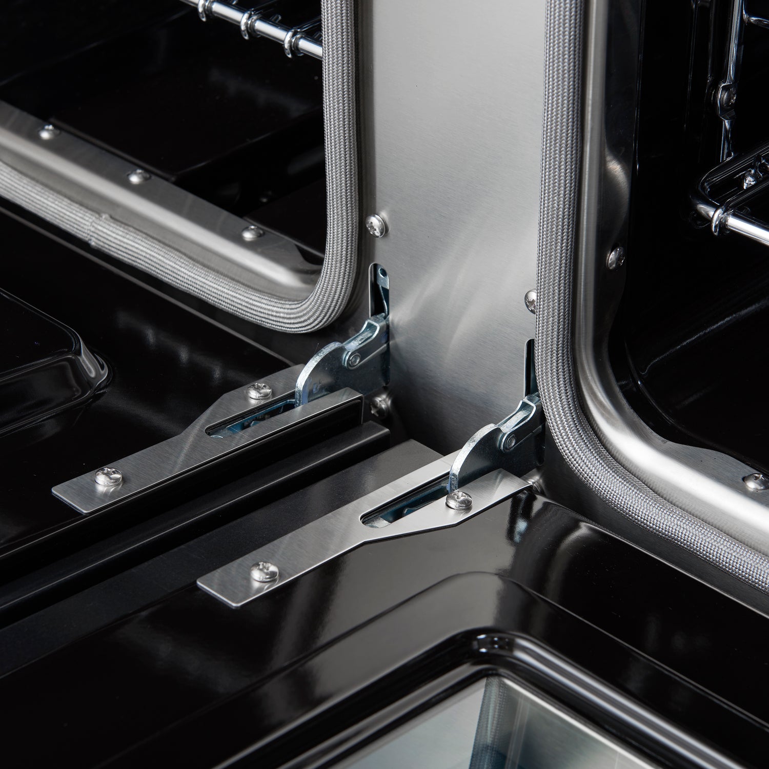 Dual_Fuel_FFSGS6113-48BLK_V1_Hinge_Close_Up_2024-11-26