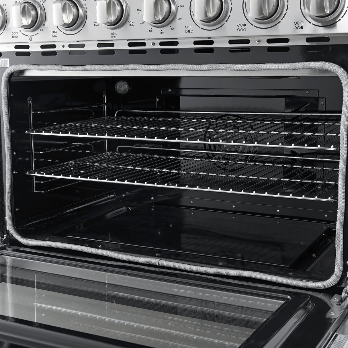 Electric-Range_FFSEL6011-36_V1_4_Close-Up-Oven-Inside-Angle_04-03-2025