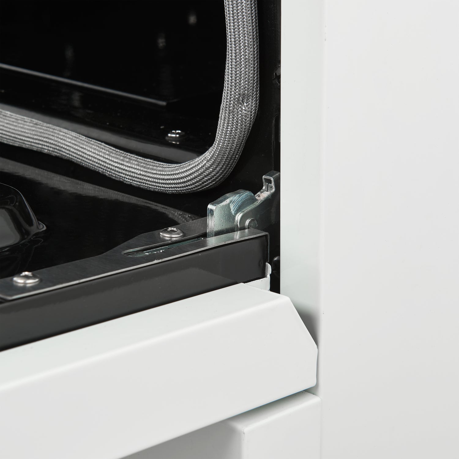 Electric_Range_FFSEL6011-30WHT_V2_Close_Up_Hinge_2024-10-21