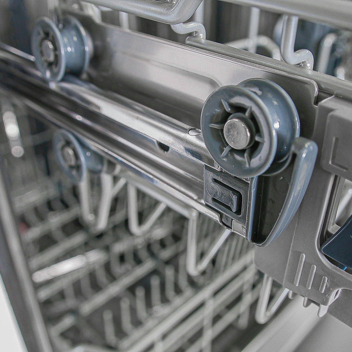FDWBI8067-24S_Forno_Pozzo_Built-In_Dishwasher_Rack_Rail_Wheels