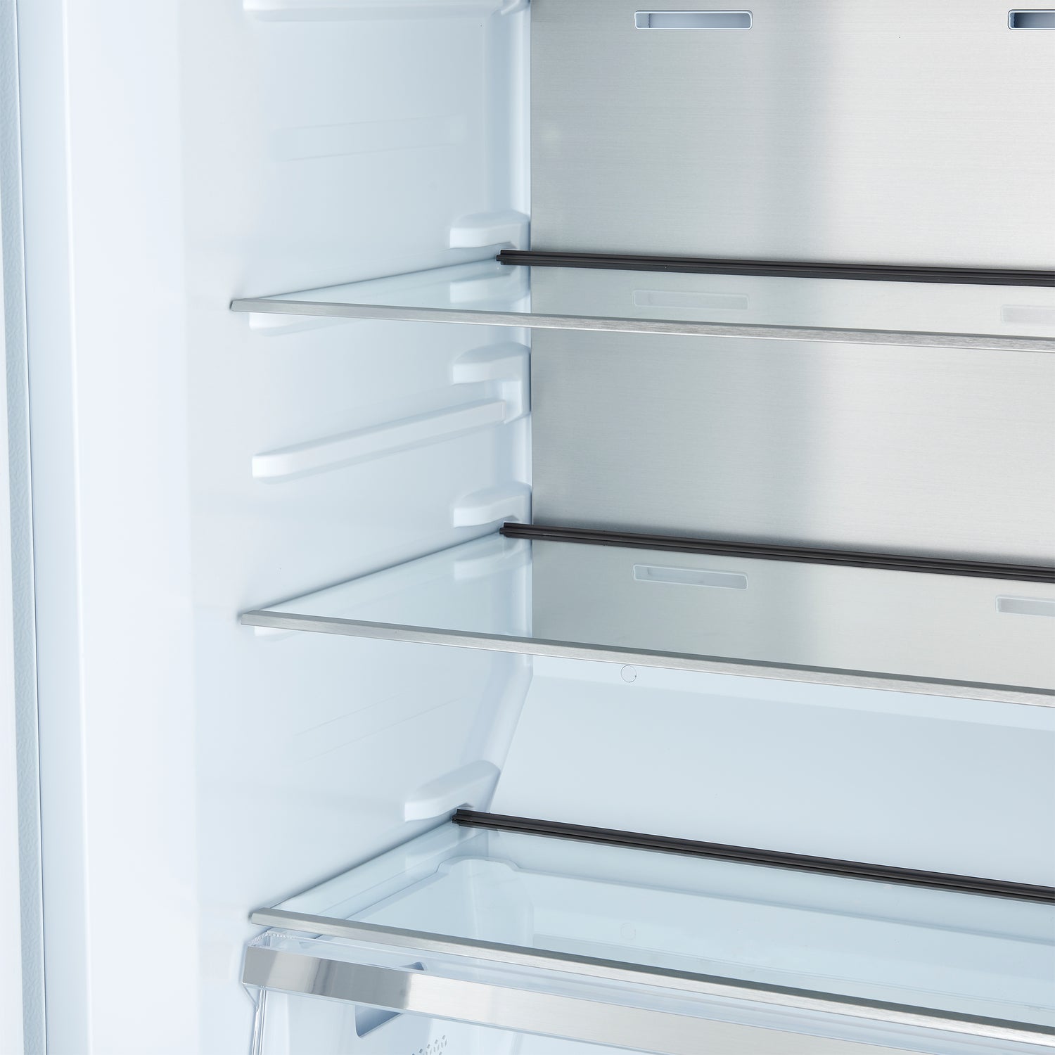 Refrigerator_FFFFD1722-28WHT-LS_FFFFD1722-60SG-WHT_FFFFD1722-32LSG-WHT_FFFFD1722-32LMG-WHT_FFFFD1722-60MG-WHT_V1_5_SheLves_Close_Up_23-04-2025