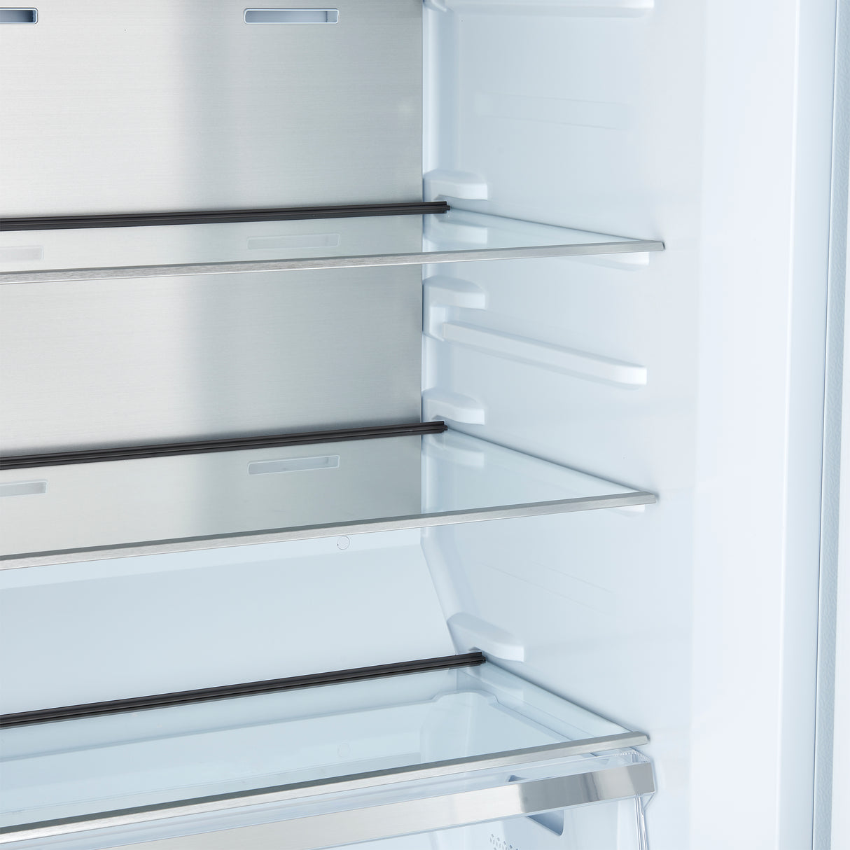 Refrigerator_FFFFD1722-28WHT-RS_FFFFD1722-60SG-WHT_FFFFD1722-32RSG-WHT_FFFFD1722-32RMG-WHT_FFFFD1722-60MG-WHT_V1_5_Shelves_Close_Up_23-04-2025