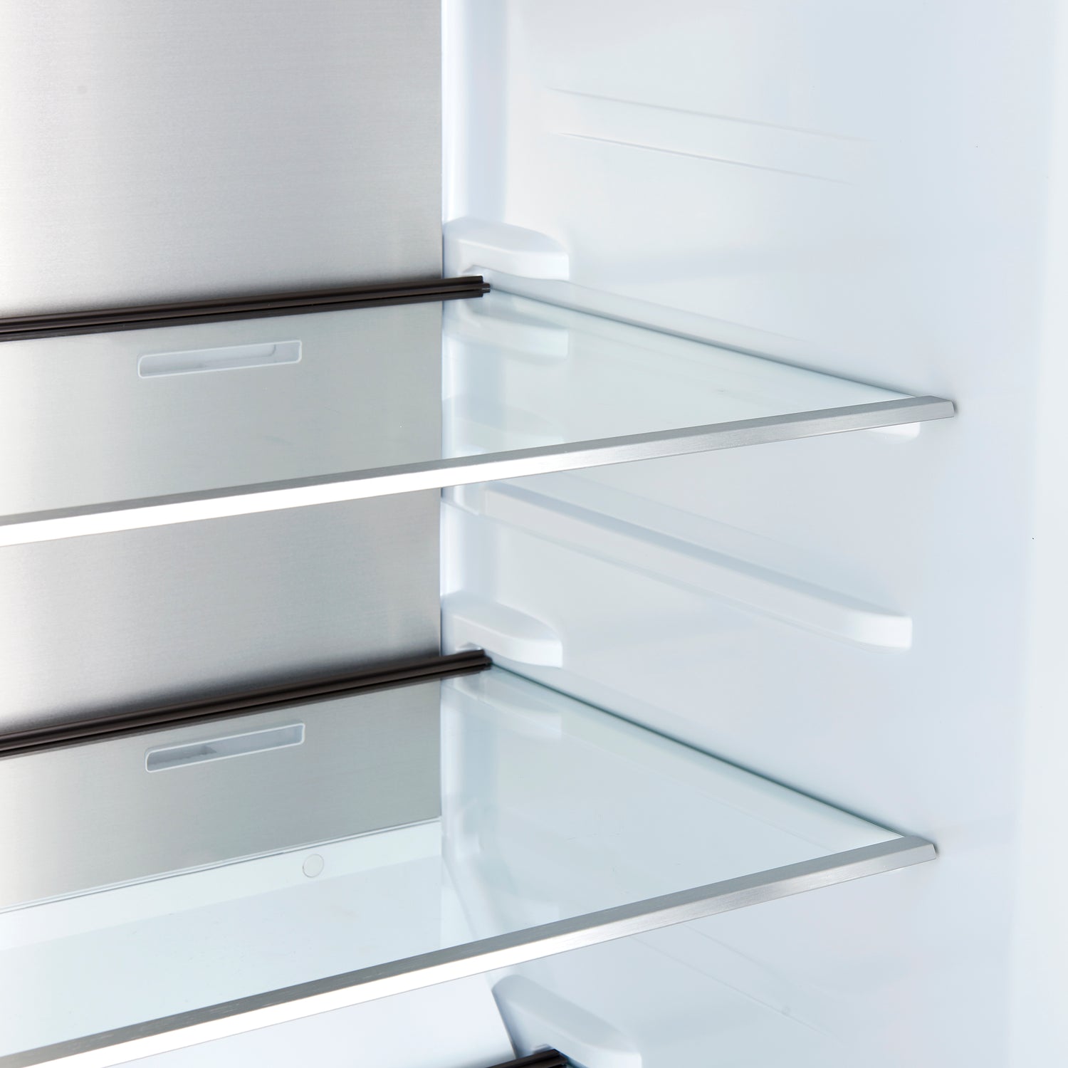 Refrigerator_FFFFD1722-32RSG-BLK_FFFFD1722-32RMG-BLK_FFFFD1722-28BLK-RS_FFFFD1722-60SG-BLK_FFFFD1722-60MG-BLK_Shelves-Close-Up_2025-07-09