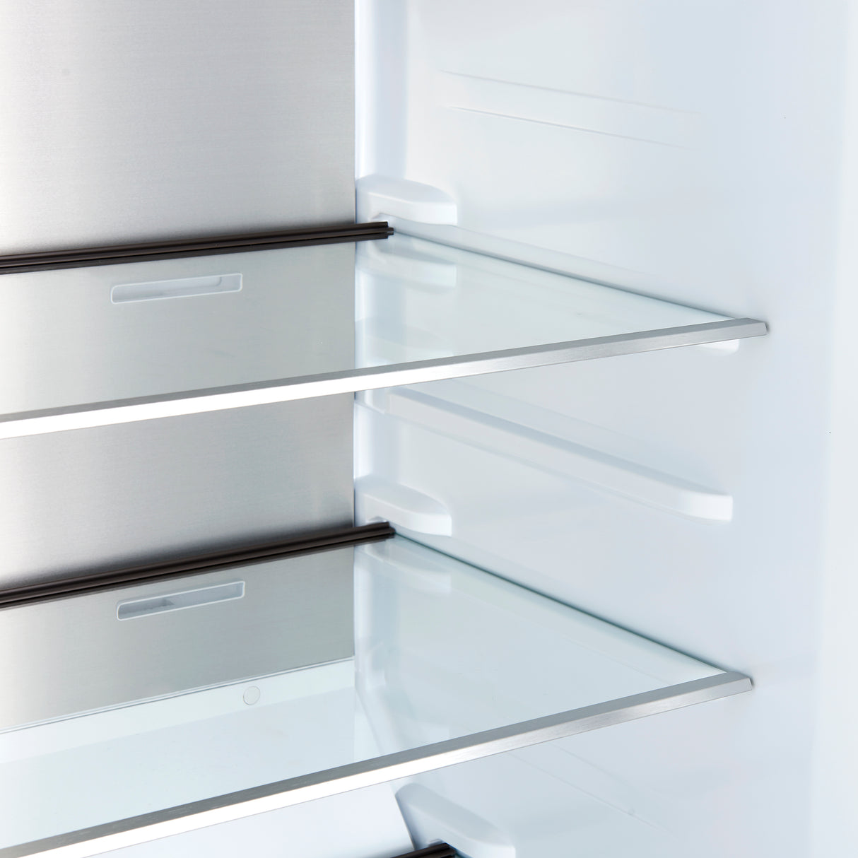 Refrigerator_FFFFD1722-32RSG-BLK_FFFFD1722-32RMG-BLK_FFFFD1722-28BLK-RS_FFFFD1722-60SG-BLK_FFFFD1722-60MG-BLK_Shelves-Close-Up_2025-07-09