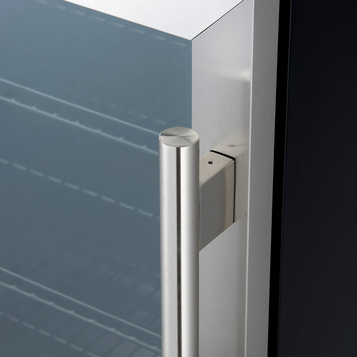 Wine-Cooler_FWCDR6665-24S_V1_6_Handle-Close-Up_16-04-2025