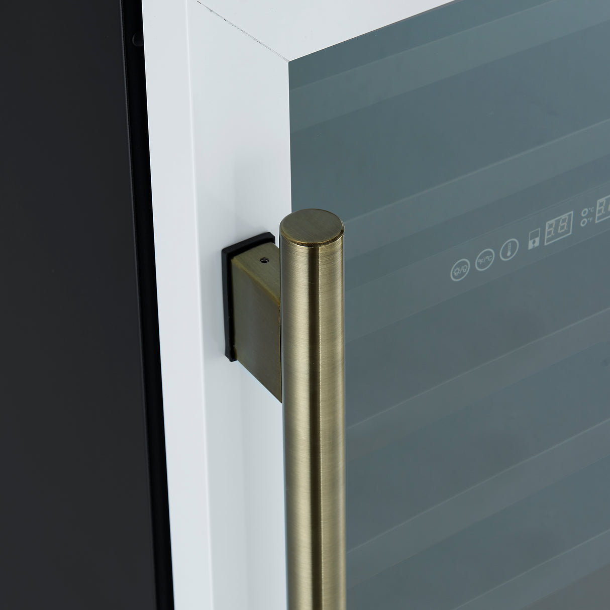 Wine-cooler_FWCDR6634-24WHT_Handle-close-up_2025-05-27