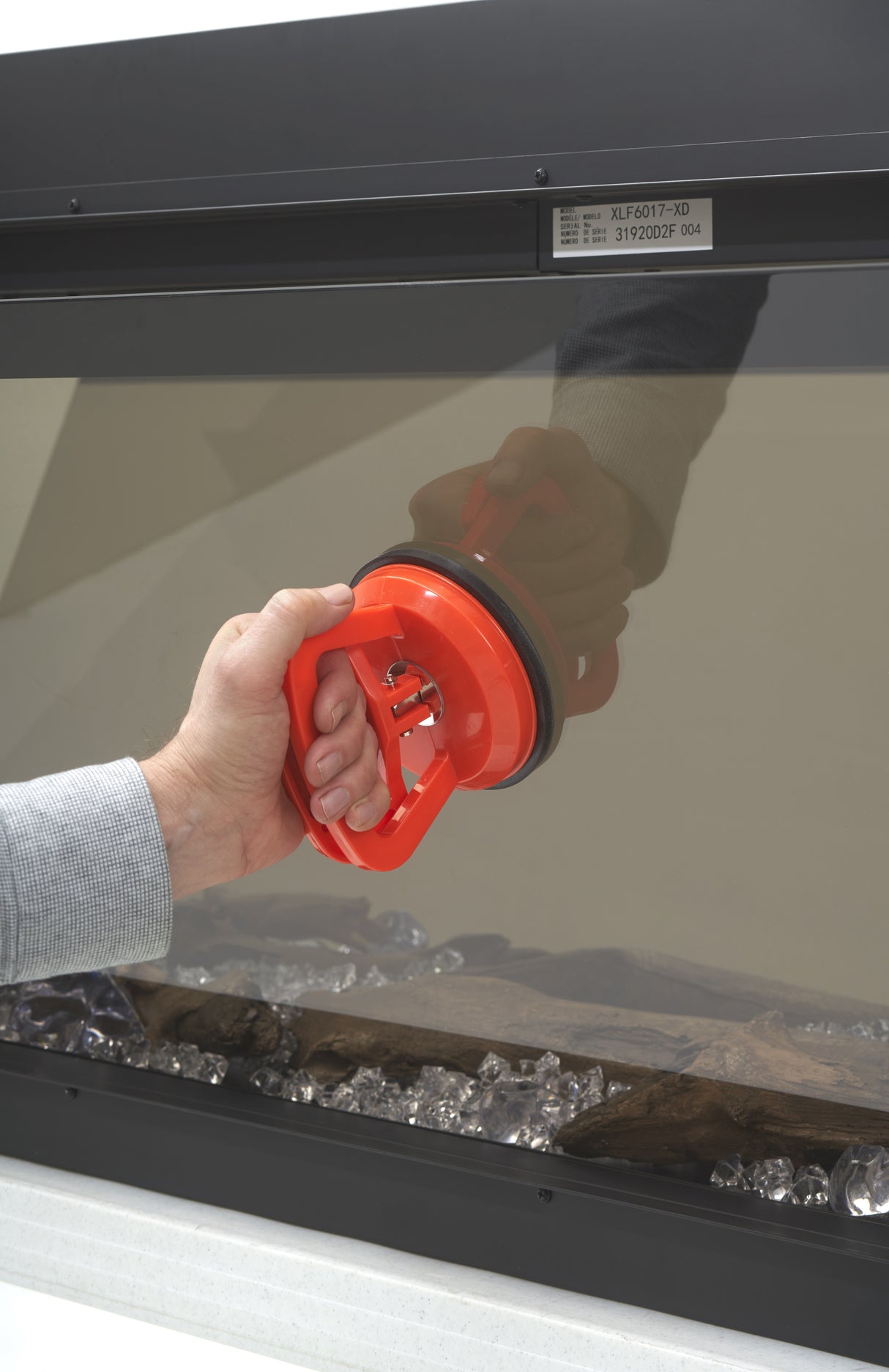 XLF_GlassInstall_OneHand_300dpi