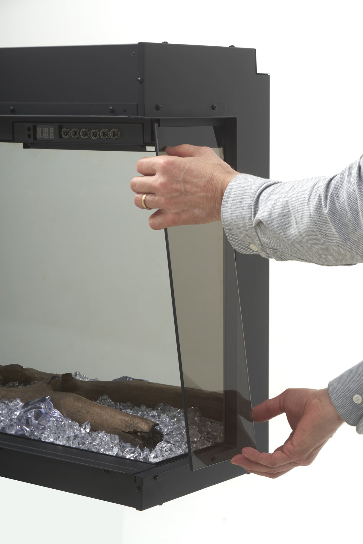 XLF_GlassSidePanel_Media_Hands_300dpi